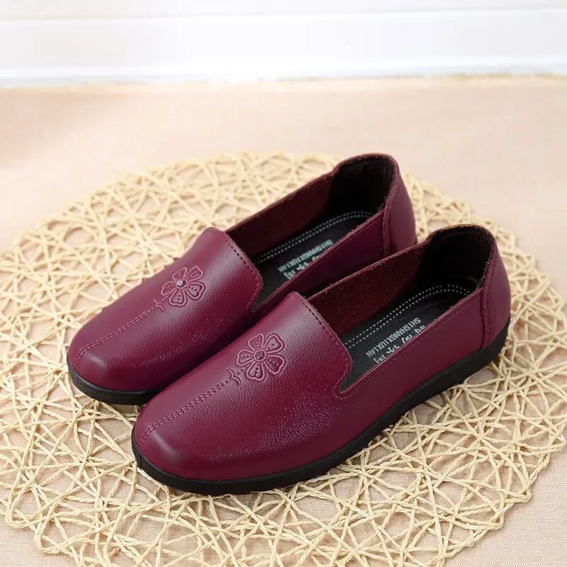 YAERNINew autumn pu leather women moccasins flat shoes embroidered moms flat shoes ballerina shoes casual shallow boat soft shoe - Image 3