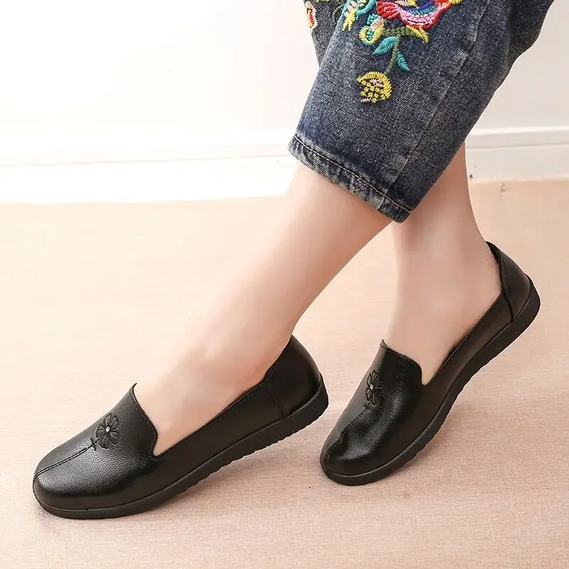 YAERNINew autumn pu leather women moccasins flat shoes embroidered moms flat shoes ballerina shoes casual shallow boat soft shoe - Image 4